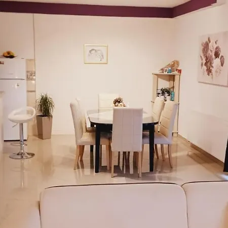 公寓 Roza 2 玛里纳